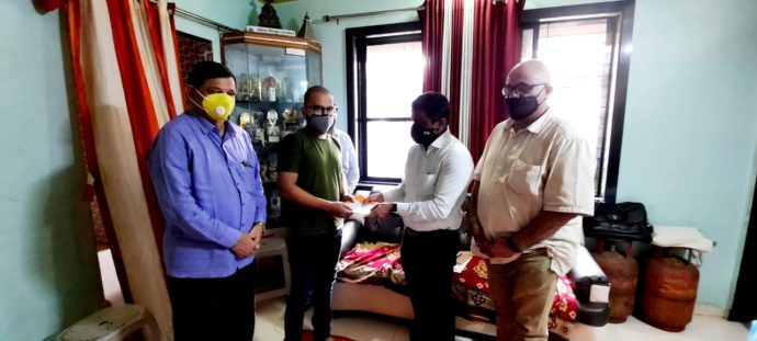 [:en]Ex M.P.and Loknete Shri Ramsheth Thakur visited the bereaved family of mourned the untimely death of late journalist Santosh Pawar of Matheran and handed over a cheque of Rs.five lakh as financial help. He demanded that Late Shri Pawar was working during covid epidemic and hence it is appropriate to declare him Corona Yodha and entitle to receive benefits of Insurance cover. bereaved family and mourned[:hi]रायगड जिल्ह्यातील माथेरान येथील ज्येष्ठ पत्रकार कै. संतोष पवार यांच्या अकाली निधनाने माजी खासदार व लोकनेते श्री. रामशेठ ठाकूर साहेब यांनी शोक व्यक्त करुन पवार कुटुंबियांना 5 लाख रुपयांची आर्थिक मदत जाहीर केली होती. या मदतीचा धनादेश नेरळ येथे जाऊन पवार कुटुंबीयांकडे सुपूर्द केला.[:] 1