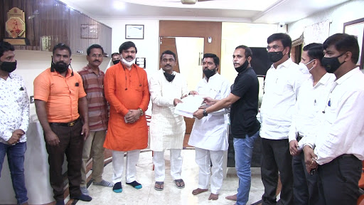 [:en]Maratha Kranti Morcha organised Statewide agitation to secure reservation for Maratha community. State Govt. should maje efforts in getting the community constitutional protection. Extended full support to the agitation undertaken by the Kranti Morcha and assured follow up with the Govt. Discussed the matter in detail with Shri Vinod Sable,Ganesh Kadu,Sunil Patil,Ramdas Shewale, Prakash Khaire,Raju Nalawade,Raju Bhagat,Sachin Bhagat, Manoj Bhagat and the workers who were present at the time. [:hi]मराठा समाजाला आरक्षण मिळावे यासाठी मराठा क्रांती मोर्चाच्यावतीने राज्यभरातील आंदोलन पुकारण्यात आले. मराठा समाजाला घटनात्मक संरक्षण मिळाले पाहिजे, यासाठी राज्य सरकारने प्रयत्न करणे गरजेचे असून मराठा समाजाच्या चळवळीला आपला जाहीर पाठिंबा असल्याचे जाहीर केले व मराठा आरक्षणासंदर्भात शासनदरबारी पाठपुरावा करण्याची ग्वाही दिली. यावेळी मराठा समाजाचे नेते विनोद साबळे, गणेश कडू, सुनिल पाटील, रामदास शेवाळे, प्रकाश खैरे, राजू भगत, सचिन भगत, राजू नलावडे, मनोज पवार यांच्यासह कार्यकर्ते उपस्थित होते. या सर्व मंडळींसोबत आरक्षणाबाबत चर्चा केली.[:] 1