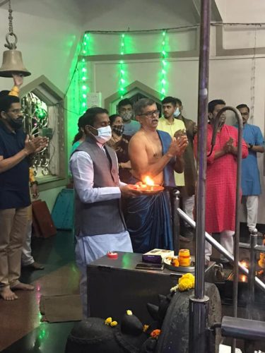 [:en]A Maha Aarati programme was arranged at 7 pm at Virupaksha Mandir to celebrate the joy as all the Mandirs,which were closed since last eight months ,are being opened for Darshans. [:hi]दीर्घकाळ बंद असलेली मंदिरे तब्बल ८ महिन्यांनंतर भाविक भक्तांसाठी आज दिवाळी पाडव्याच्या शुभ मुहुर्तावर उघडी करण्यात येणार आहे, याचा आनंद उत्सव म्हणून आज संध्याकाळी ७ वाजता श्री विरुपाक्ष मंदिर येथे महाआरती आयोजित केली होती.[:] 1