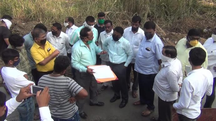 [:en]Containerization of road between ONGC to Shivkar has been sanctioned and started,which is possible because of continuous follow up. Inspected the work along with bjp Panvel Taluka Sarchitnis Shri Rajendra Patil,Yuva Morcha Taluka President Shri Anand Dhavale, Machhindra Patil, Jaywant and Vijay Bhagat, Maruti Patil, Jagdish Dhavale, Arvind Mali, Ambaji Dhavale, Pramod Bhagat, Ganesh Bhagat Babu Bhagat and several party workers. Asked to complete the work within prescribed time.[:hi]सातत्यपूर्ण पाठपुराव्यामुळे ओएनजीसी ते शिवकर रस्त्याच्या काँक्रीटीकरणाचे काम मंजूर करण्यात आले असून, हे काम सुरू झाले आहे. सदर कामाची पाहणी करून अधिकार्‍यांना आवश्यक त्या सूचना दिल्या.[:] 1