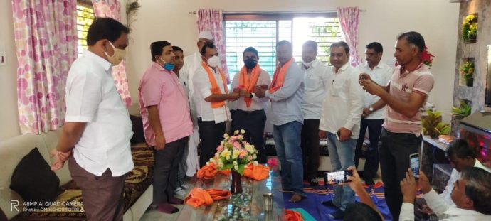 [:en]Alongwith party workers,booth heads and office bearers chalked out the election propaganda strategy of BJP ' s official candidate for Marathwada Graduate candidate Shri Shirish Boralkar.[:hi]मराठवाडा पदवीधर निवडणुकीच्या नियोजन संदर्भात भाजपा महायुतीचे अधिकृत उमेदवार श्री. शिरीष बोराळकर यांच्या प्रचारार्थ कन्नड तालुक्यातील बुथप्रमुख, पदाधिकारी व कार्यकर्ते यांच्यासमवेत बैठक घेऊन निवडणूक नियोजनाचा आढावा घेण्यात आला.[:] 1