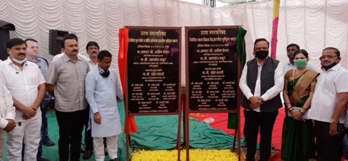 [:en]Bhumi Pujan ceremony of Uran Municipal Council's F lower Market and Samaj Mandir buildings was held under the auspices of Hon'ble MLA Shri. Ashishji Shelar and Hon'ble MLA Shri. Maheshji Baladi. The Mayor, Deputy Mayor of Uran Municipal Council,all the Corporators as well as civilians and workers were present on the occasion. [:hi]उरण नगरपरिषद फुलमार्केट आणि समाजमंदिर इमारतींचा भूमिपूजन सोहळा मा.आमदार श्री.आशिषजी शेलार आणि मा.आमदार श्री.महेशजी बालदी यांच्या शुभहस्ते पार पडला. त्याप्रसंगी उरण नगर परिषदेच्या नगराध्यक्षा , उपनगराध्यक्ष आणि सर्व नगरसेवक तसेच कार्यकर्ते उपस्थित होते.[:] 1