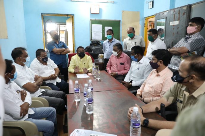 [:en]A strike was called by the Trimurti Drivers' Association today as the small and big vehicles of local transporters were not exempted to pass through the toll plaza at Shilphata toll plaza near Kirvali-Rohinjan in Panvel taluka. The Tolnaka administration has promised to exempt the vehicle of local transporters from the toll w.e.f.January 1, 2021.[:hi]पनवेल तालुक्यातील किरवली- रोहिंजन येथे असलेल्या शिळफाटा टोलनाक्यातून स्थानिक ट्रान्स्पोर्टच्या छोट्या मोठ्या वाहनांना स्थानिकांनी मागणी करूनसुद्धा टोलमध्ये सुट न दिल्याने त्रिमूर्ती चालक मालक संघटनेच्या माध्यमातून आज धडक मोर्चा करण्यात आला. या दणक्याने टोलनाका प्रशासनाने ०१ जानेवारी २०२१ पासून टोलमध्ये सुट देण्याचे आश्वासन दिले आहे.[:] 1