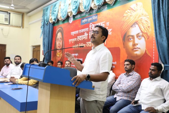 [:en]lecture on the eve of birth anniversary of Yuva Chetana Swami Vivekanand and Rajmata Jijau[:hi]राजमाता जिजाऊ व युगपुरुष स्वामी विवेकानंद यांच्या जयंती निमित्त पनवेल येथे व्याख्यान[:] 1