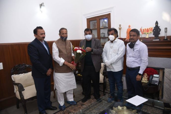 [:en]Met Central Cabinet Minister of Surface Transport Hon.Shri Nitinjee Gadkari[:hi] मा. श्री नितीन गडकरी यांची भेट [:] 1