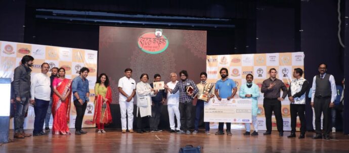 [:en]Naat, the one act play performed by White Light Institute lifted the State level Atal Karandak One Act Play Competition jointly organised by Akhil Bhartiya Natya Parishad Panvel Branch and CKT Autonomous College sponsored by Mr. Ramsheth Thakur Samajik Vikas Mandal.[:hi]श्री. रामशेठ ठाकूर सामाजिक विकास मंडळ पुरस्कृत आणि अखिल भारतीय मराठी नाट्य परिषद पनवेल शाखा व चांगू काना ठाकूर (सीकेटी) स्वायत्त महाविद्यालय यांच्या संयुक्त विद्यमाने आयोजित राज्यस्तरीय अटल करंडक एकांकिका स्पर्धेत ठाण्याच्या व्हाइट लाइट संस्थेच्या नातं या एकांकिकेने बाजी मारत मानाचा अटल करंडक पटकाविला.[:] 1