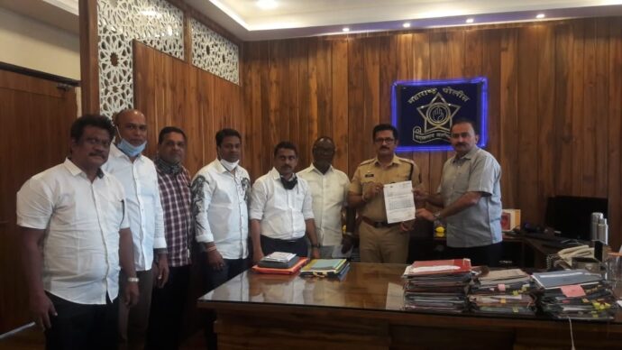 [:en]Shri Ashok Dudhe S.P.Raigad Police requesting him to issue instructions to police personnel not to hatta the fishing community.[:hi]मच्छिमारांना त्रास न होण्याबद्दल रायगड जिल्हा पोलीस अधीक्षक अशोक दुधे यांना निवेदन दिले[:] 1