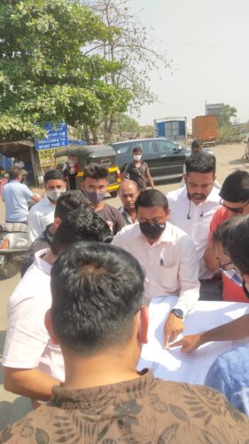 [:en]While inspecting the site of proposed flyover at Navade gaon along with MMRDA officers[:hi]नावडे गाव येथे होत असलेल्या उड्डाणपूला संदर्भात MMRDA चे अधिकारी आणि ठेकेदार यांच्या सोबत पाहणी केली .[:] 1