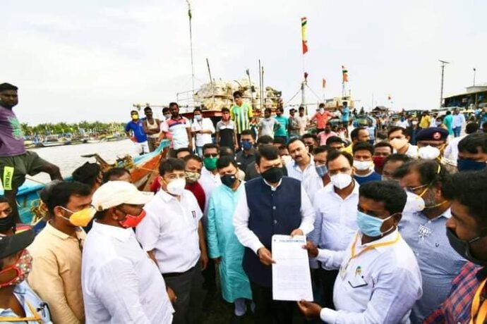 [:en]Raigad district has been severely hit by the Taukte cyclone recently damaging the flora and fauna of the area.Against this background,Leader of Opposition Shri Devendraji Fadnavis visited the area and assessed the damage[:hi]तौक्ते चक्रीवादळची झळ अलिबाग आणि रायगड जिल्ह्याला देखील बसली आहे . या भागात बरेच नुकसान देखील झाले आहे. याच पार्श्वभूमीवर आज मा. देवेंद्रजी फडणवीस यांच्या समवेत आज कोकण पाहणी दौरा केला.[:] 1