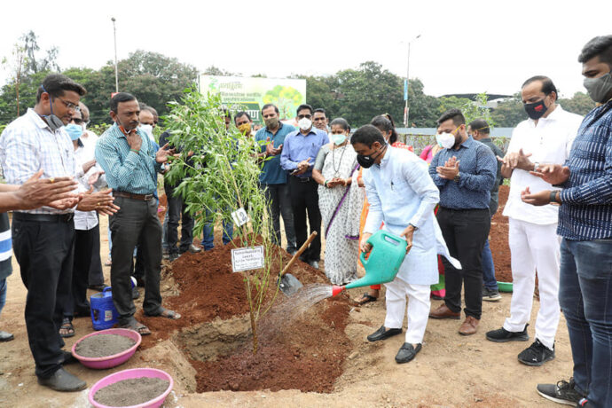 [:en]Currently the importance of oxygen has been realized due to the corona epidemic. There is also a need for oxygen and humans have to rely on artificial oxygen. As trees are production oxygen, tree planting is required to produce maximum natural oxygen. Considering all these factors, everyone should plant at least one tree. [:hi]सध्या कोरोना महामारीमुळे प्राणवायूचे महत्त्व लक्षात आले आहे. प्राणवायूची गरज देखील भासत असून कृत्रिम प्राणवायूवर मानवाला अवलंबून राहावे लागत आहे. त्यामुळे जास्तीत जास्त नैसर्गिक प्राणवायू निर्माण होण्यासाठी वृक्षलागवड गरजेचे आहे. या सर्व बाबी विचारात घेता प्रत्येकाने एक तरी झाड लावले पाहिजे.[:] 1
