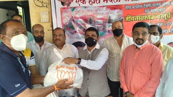 [:en]Food grains are distributed to the poor citizens and the taxiwala  engaged on Neral Matheran route through Shri RamSheth Thakur Samajik Vikas Mandal [:hi]नेरळ माथेरान प्रवासी वाहतूक करणाऱ्या नेरळ येथील टॅक्सी स्टॅन्ड आणि माथेरान रहिवासी गरीब व गरजू जनतेला श्री.रामशेठ ठाकूर सामाजिक विकास मंडळ यांच्या मार्फत धान्य वाटप करण्यात आले.[:] 1
