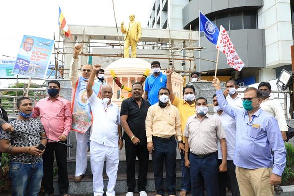 [:en]Former MP Loknete to Navi Mumbai International Airport Ba. An all-party action committee has organized a human chain agitation on June 10 to name the upcoming Navi Mumbai International Airport as Ex-MP late Shri D.B Patil and the human chain agitation started from Panvel with the objective of giving an implicit warning to the state government.[:hi]नवी मुंबई आंतरराष्ट्रीय विमानतळाला माजी खासदार लोकनेते दि. बा. पाटील यांचे नाव देण्यासाठी सर्वपक्षीय कृती समितीने 10 जून रोजी मानवी साखळी आंदोलनाचे आयोजन केले असून राज्य सरकारला गर्भित इशारा देण्याच्या उद्देशाने सुरू केलेल्या या मानवी साखळी आंदोलनास पनवेल येथे सुरुवात झाली आहे.[:] 1
