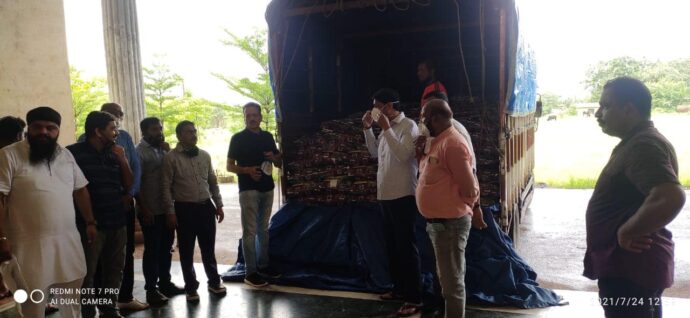 [:en]The floodwaters have caused severe damage in Mahad.The BJP workers distributed food and water to the flood victims.[:hi]पुराचे पाणी शिरून महाडमध्ये अतोनात नुकसान झाले आहे. या पूरग्रस्तांना भाजपकडून अन्न-पाण्याचे वाटप करण्यात आले.[:] 1