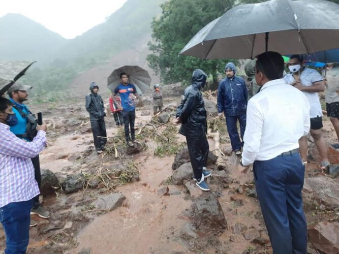 [:en]Visited the flood affected areas of Poladpur and Mahad taluka and also village Talai of Mahad taluka[:hi]तळई,पोलादपूर व महाड शहर येथे जाऊन घटना स्थळाची पाहणी[:] 1