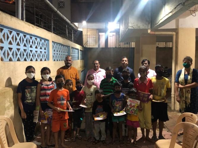 [:en]Distributed entertainment and printing material to children's within their wards.[:hi]मुलांना घरी करमणूक म्हणून पेंटिंगसाठीच्या वह्यांंचे वाटप[:] 1