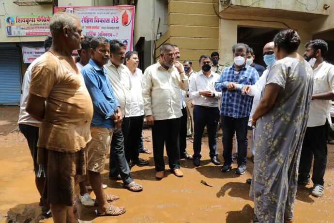 [:en]Along with ex guardian minister and MLA Shri Ravindra Chavan, MLA Shri Mahesh Baldi and party workers visited Mahad city and inspected relief and rehabilitation work. [:hi]महाडमध्ये झालेल्या नुकसानीची पाहणी[:] 1