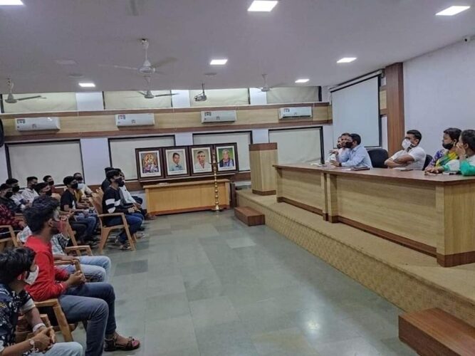 [:en]confusion created among the student in the assessment and about the examination by Panvel,'s V.K. College administration[:hi]व्ही.के. हायस्कूलच्या कॅालेज प्रशासनाने परीक्षा व मुल्यांकनाबाबत विद्यार्थ्यांमध्ये संभ्रम[:] 1