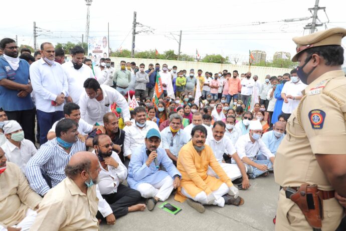 [:en]CIDCO administration has assured to provide job opportunities to the resident PAPs in the Belapur Pendhar route of Navi Mumbai Metro Project but since ignoring its assurance hence BJP carried out an agitation and stopped the Metro crashed work.[:hi]सिडकोने बेलापूर-पेंधर मार्गावरील नवी मुंबई मेट्रो प्रकल्पात स्थानिक प्रकल्पग्रस्तांना रोजगार दिला जाईल, असे आश्वासन दिले होते, मात्र त्याकडे दुर्लक्ष केल्यामुळे भाजपच्या वतीने तळोजा येथील मेट्रो कारशेड येथे काम बंद आंदोलन करण्यात आले.[:] 1