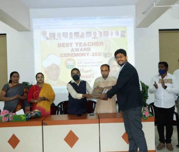 [:en]The teachers who have actively involved in uninterrupted teaching of students through online teaching during the Covid epidemic were felicitated on the occasion. [:hi]भारताचे माजी राष्ट्रपती डॉ. सर्वपल्ली राधाकृष्णन यांची जयंती आणि शिक्षक दिनाचे औचित्य साधत भाजपा शिक्षक सेल खारघर द्वारे आयोजित कार्यक्रमात उपस्थिती दर्शवली.[:] 1