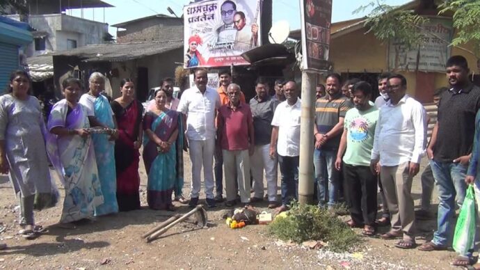 [:en]work of concretization of road at Nere undertaken from MLA fund [:hi]नेरे येथे आमदार निधीतून रस्त्याचे काँक्रिटीकरण[:] 1