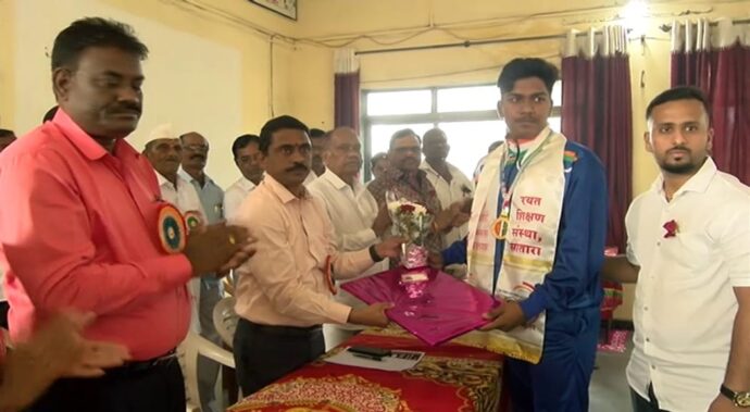 [:en]Computer Room was opened and inaugurated[:hi]संगणक कक्षाचे उद्घाटन[:] 1