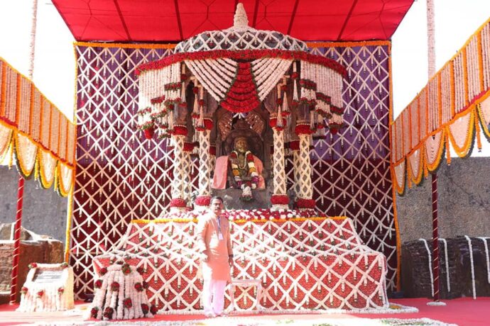 [:en]Durgaraj Raigad, the capital of Swarajya, sanctified by the footsteps of Chhatrapati Shivaji Maharaj! once again visited Raigad Fort,[:hi]छत्रपती शिवाजी महाराजांच्या पदस्पर्शाने पावन झालेला, स्वराज्याची राजधानी असलेला दुर्गराज रायगड! पुन्हा एकदा रायगडास भेट देण्याचे भाग्य लाभले.[:] 1