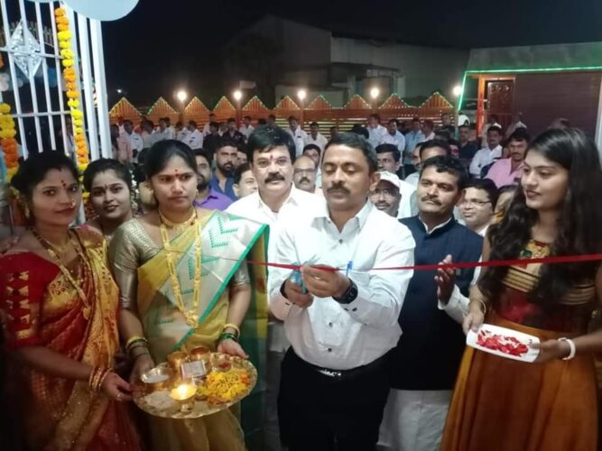 [:en]inauguration ceremony[:hi]रेस्टॉरंटच्या उद्घाटन[:] 1