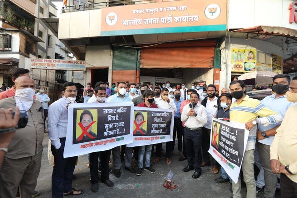 [:en]BJP Yuva Morcha protested against this incident by pepper spraying the statue of Nana Patole. [:hi]पनवेल शहरातही भाजप युवा मोर्चाच्या वतीने नाना पटोले यांच्या पुतळ्याला मिरचीची धुरी देउन या घटनेचा निषेध व्यक्त करण्यात आला. [:] 1