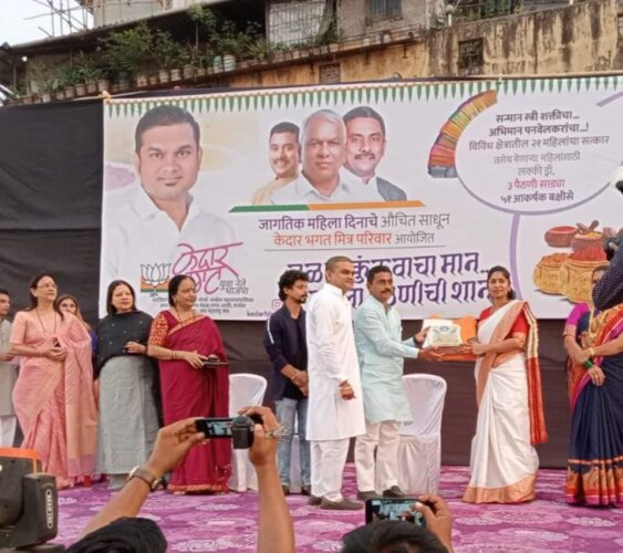 [:en]Felicitated women[:hi]महिलांचा सत्कार[:] 1