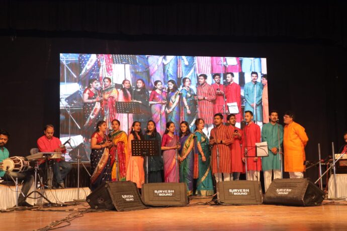 [:en]On the occasion of Golden Jubilee of Indian Independence, Geetanjali, a program of patriotic songs was organized jointly by Ramsheth Thakur Samajik Vikas Mandal and North District Sanskar Bharati Panvel Committee on Saturday at Adyakrantiveer Vasudeo Balwant Phadke Natyagriha Panvel.[:hi]गीतांजली हा देशभक्तीपर गीतांचा सुरमयी कार्यक्रम आयोजित करण्यात आला होता[:] 1