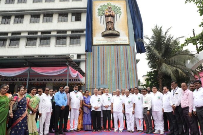 [:en]Full-size sculpture of Padmabushan Karmveer Dr.Bhaurao Patil[:hi]पद्मभूषण डॉ. कर्मवीर भाऊराव पाटील यांच्या पूर्णाकृती शिल्पाचे अनावरण[:] 1
