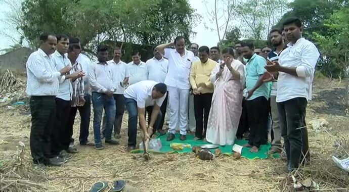 [:en]Shri Arunsheth Bhagat performed Bhumipoojan ceremony[:hi]विकासकामांचे भूमिपूजन श्री. अरुणशेठ भगत यांच्या हस्ते झाले.[:] 1
