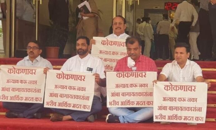 [:en]agitation on Vidhan Bhavan steps [:hi]राज्य सरकारचे लक्ष वेधून घेण्यासाठी विधानसभेच्या पायऱ्यांवरती निदर्शने केली.[:] 1