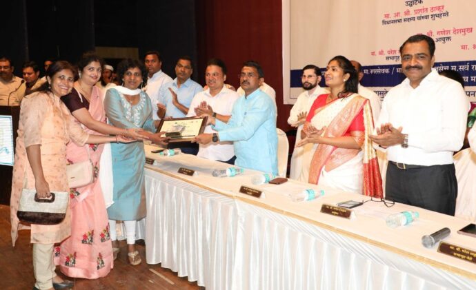 [:en]felicitated Health Workers who have done remarkable social work during COVID period[:hi]कोविड काळात उल्लेखनीय समाजकार्य केलेल्या स्वास्थ्य कर्मचाऱ्यांचा तसेच स्वच्छता दुतांचा गुणगौरव सोहळा[:] 1