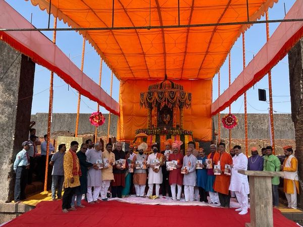 [:en]On the eve of 342nd death anniversary of Chhatrapati Shivaji Maharaj[:hi]छत्रपती शिवाजी महाराज यांच्या 342 व्या पुण्यतिथी निमित्त आज किल्ले रायगड येथे आयोजित शिवपुण्यतिथी अभिवादन कार्यक्रमास उपस्थित राहून छत्रपती शिवाजी महाराज यांच्या पवित्र स्मृतींस अभिवादन केले.[:] 1