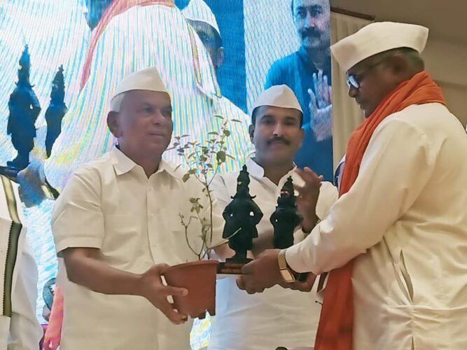 [:en]honor of senior citizens and preachers[:hi]ज्येष्ठ नागरिक व प्रवचनकार यांच्या सन्मान[:] 1