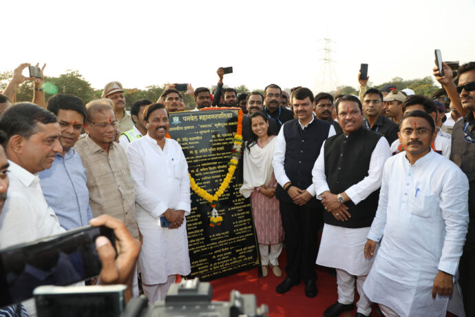 [:en]Shri Devendraji Fadnavis performed Bhumipoojan of the administrative building 'Swarajya'[:hi]"स्वराज्य" या प्रशासकीय कार्यालयाचे भूमिपूजन तसेच विविध विकास कामांचा लोकार्पण[:] 1