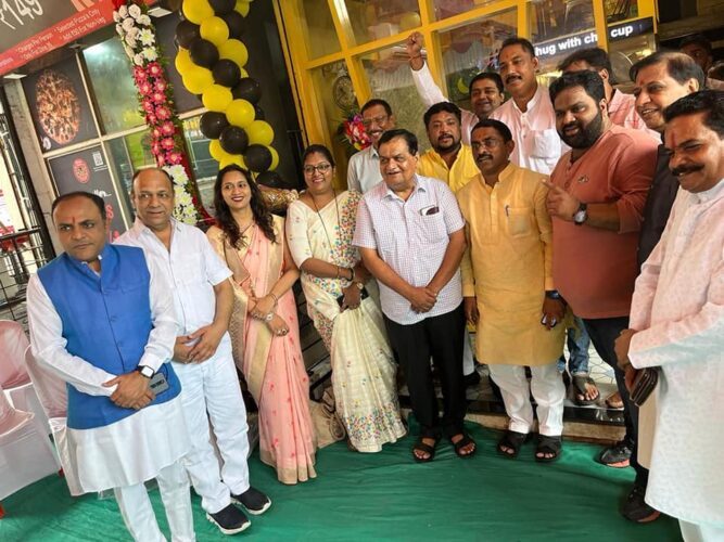 [:en]Inaugurated newly opened restaurant 'Chaiopus' [:hi]"चायओपस" या उपहारगृहाचे उद्घाटन[:] 1