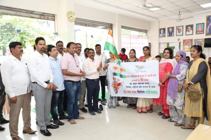 [:en]As a part of Central Govt.'s Special Campaign of Har Ghar Tiranga[:hi]स्वातंत्र्याच्या अमृत महोत्सवानिमित्त केंद्र शासनाद्वारे राबविण्यात येणाऱ्या "हर घर तिरंगा" या विशेष मोहिमेअंतर्गत कामोठे शहरातील घरोघरी तिरंगा वाटपास सुरुवात झाली आहे.[:] 1