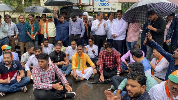 [:en]BJPs Rasta Roko agitation for the demand of filling the potholes on New Panvel flyover!![:hi]नवीन पनवेल उड्डाणपूलावरील खड्डे भरण्यासाठी भाजपाचे "रास्ता रोको" आंदोलन !![:] 1