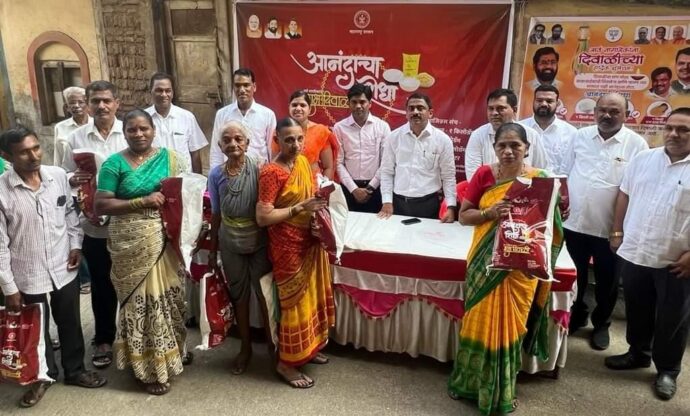 [:en]'Rationing of Happiness' distribution to citizens in Fair Price Shop Asudgaon[:hi]मौजे आसूडगाव मधील रेशनिंग दुकानात नागरीकांना "आनंदाचा शिधा " वाटप*[:] 1