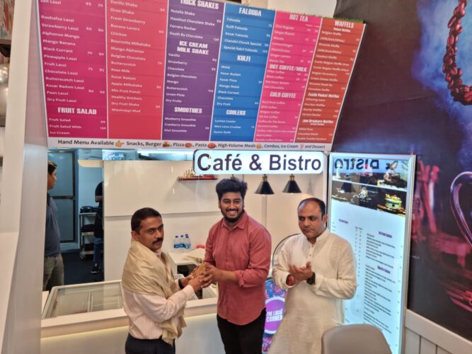 [:en]"Born Foodie Cafe and The Ladai Corner"[:hi]खारघर येथील नव्या उपहारगृहाचे उद्घाटन[:] 1