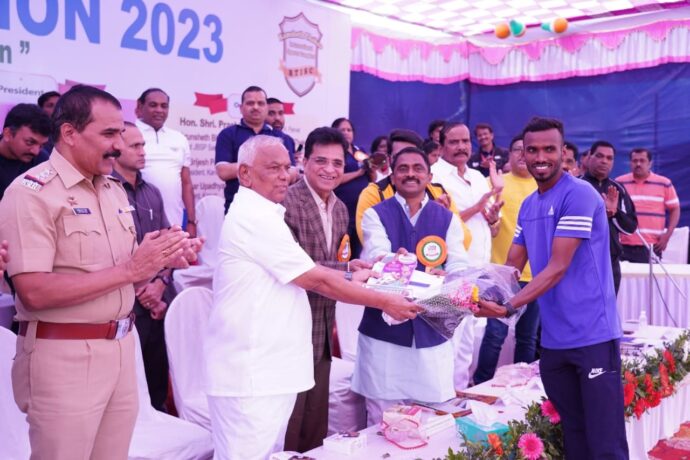 [:en]All the winners,runner us and encouragement competitors awarded with cash prizes worth Rs.2,96,000,medals and certificates at the hands of dignitaries.[:hi]सर्व विजयी, उपविजयी तसेच उत्तजेनार्थ स्पर्धकांना एकूण 2 लाख 96 हजार स्वरूपात रोख रक्कम , सन्मानचिन्ह आणि मेडल देऊन उपस्थित मान्यवरांच्या हस्ते सन्मानित करण्यात आले.[:] 1