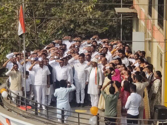 [:en]Hoisted and saluted the national flag at BJP office[:hi]भारतीय जनता पार्टी पनवेलच्या कार्यलयात ध्वजारोहन[:] 1