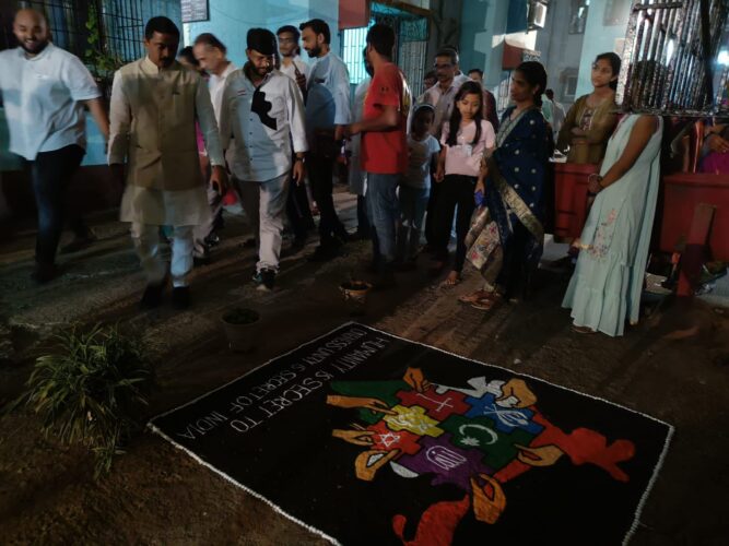 [:en]Beautiful rangolis drawn by artists in Rangoli competition organized on the occassion of Republic Day!![:hi]प्रजासत्ताक दिनी आयोजित रांगोळी स्पर्धेमध्ये कलाकारांनी रेखाटल्या सुंदर रांगोळ्या[:] 1